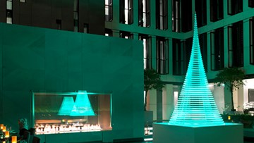 Ice-circles create stunning Christmas tree sculpture